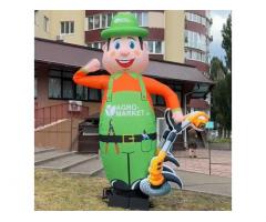 Человек машет на дороге, реклама в месте продаж 340 см