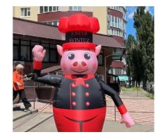 Человек машет на дороге, реклама в месте продаж 340 см