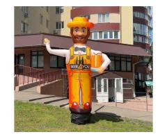 Человек машет на дороге, реклама в месте продаж 340 см