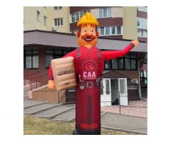 Человек машет на дороге, реклама в месте продаж 340 см